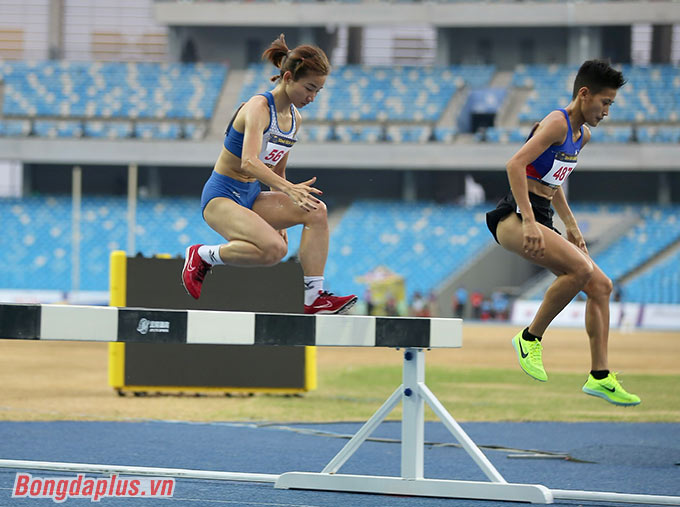 Ngay sau cự ly 1.500m là cự ly 3.000m vượt rào, Nguyễn Thị Oanh vẫn chinh phục thành công - Ảnh: Đức Cường