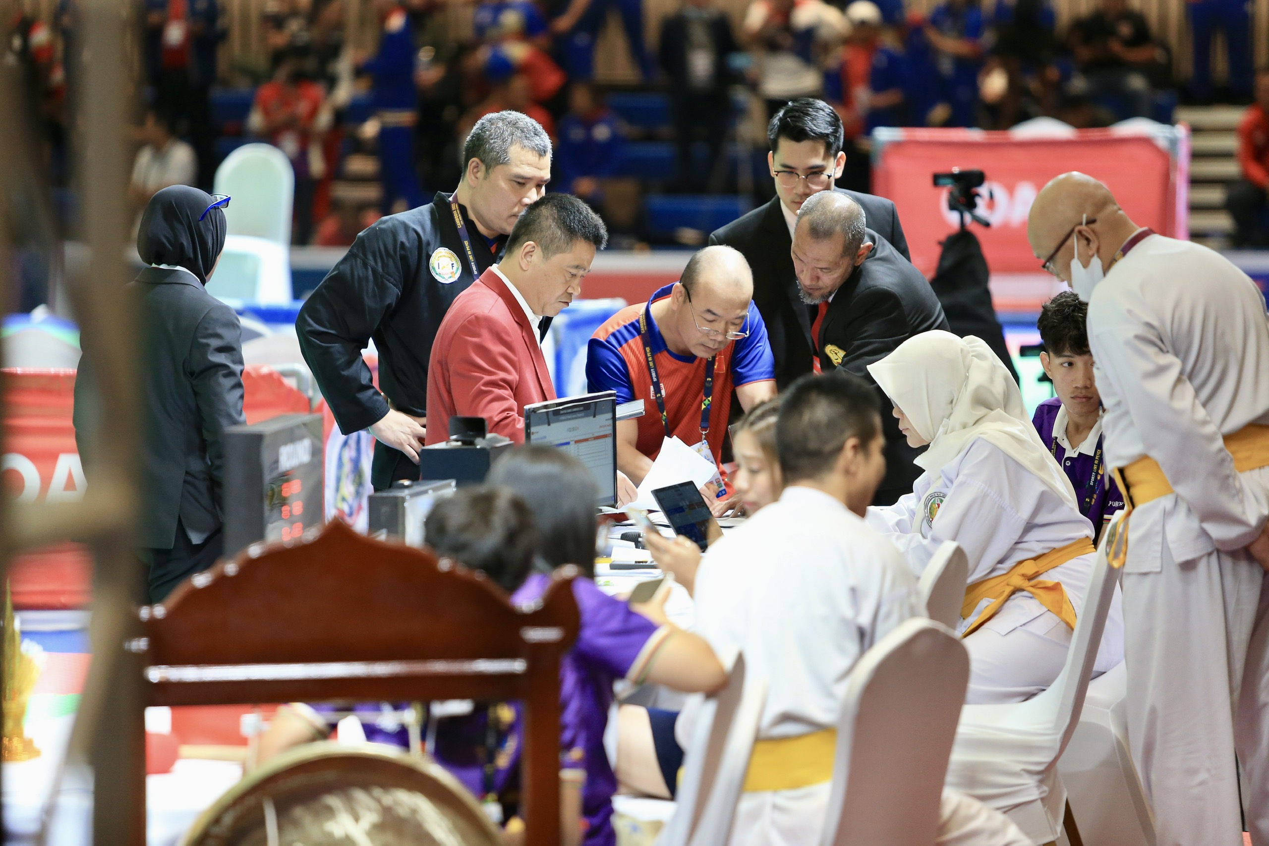 Phó Trưởng đoàn Hoàng Quốc Vinh và BHL Silat Việt Nam quyết đòi lại công bằng cho Hồng Ân sau khi bị trọng tài tước HCV - Ảnh: Đức Cường 