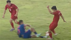Cầu thủ U22 Thái Lan vào bóng cực thô bạo như đấu với hậu vệ U22 Việt Nam