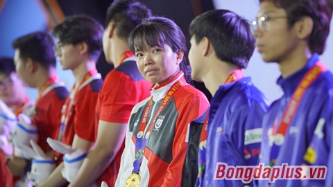 Thành viên đoàn VALORANT Singapore bật khóc khi nhận Huy chương Vàng, từ chối bắt tay đại diện Indonesia