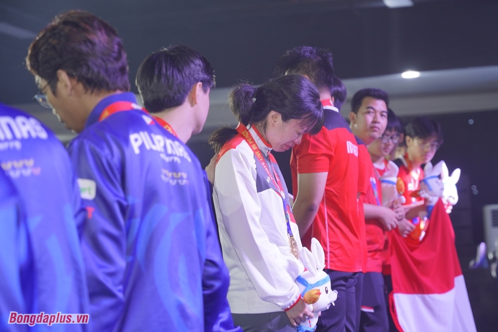 Trong lúc hát Quốc ca Singapore trên bục trao huy chương, cô đã không kìm nén được cảm xúc và bắt đầu bật khóc. Ở chung kết, Singapore đã đánh bại Indonesia với tỷ số 13-8 trong ván 1 và dẫn 10-4 ở ván 2 trước khi trận đấu bị tạm dừng.