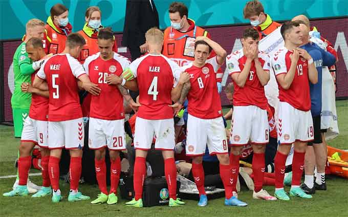 NHM không bao giờ quên được khoảnh khắc các cầu thủ Đan Mạch che chắn khi đội trưởng của họ ngã xuống