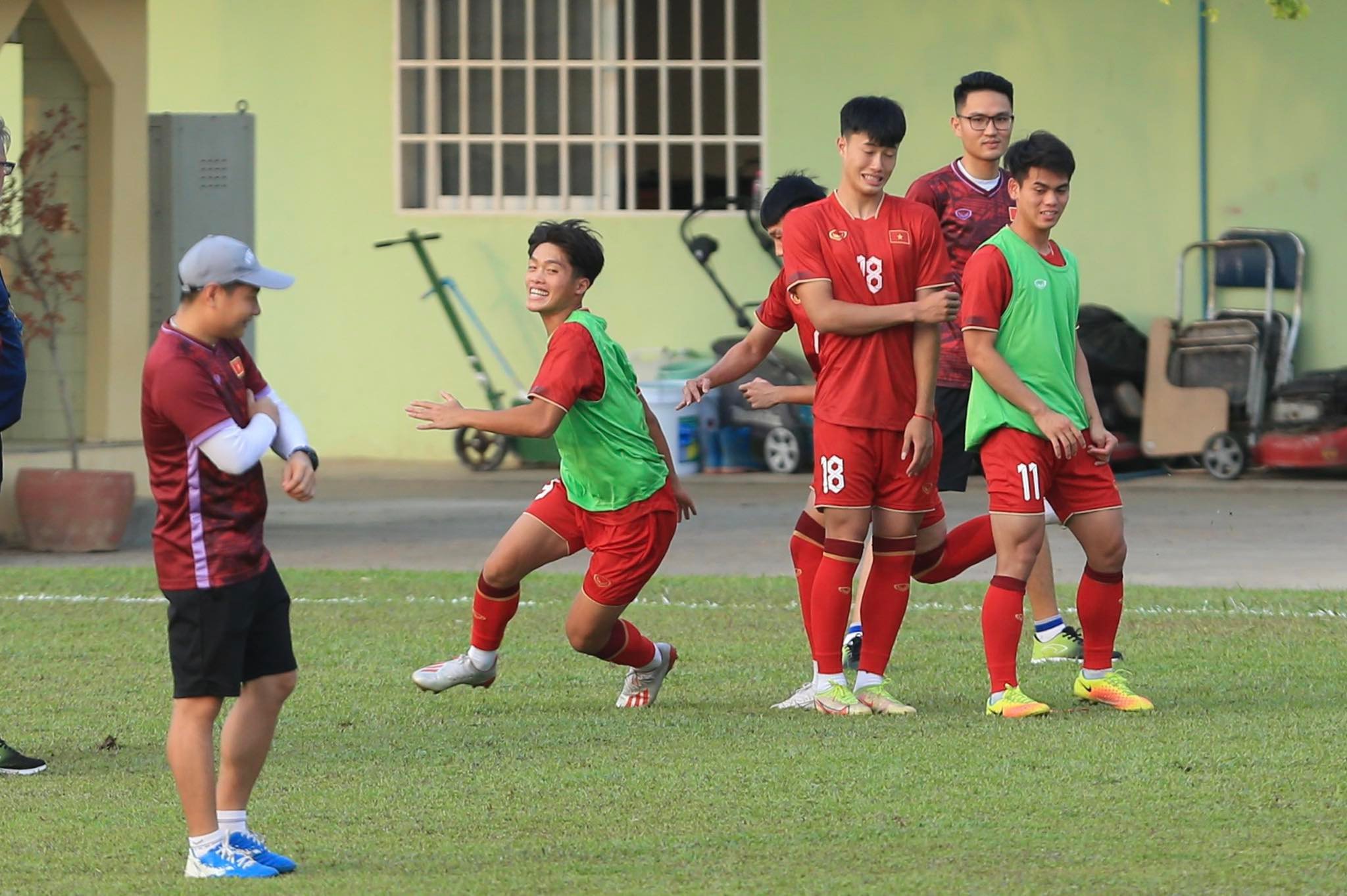 Quốc Việt không may tái phát chấn thương cổ chân, phải nghỉ thi đấu đến hết giải - Ảnh: Đức Cường 