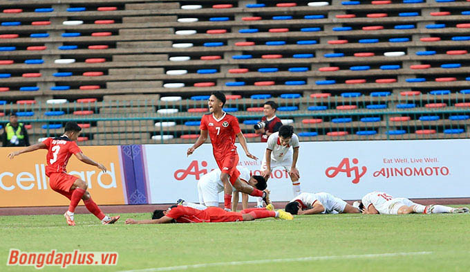 Tuy nhiên đúng ở phút bù giờ thứ 5 của hiệp 2, cầu thủ U22 Indonesia lại dứt điểm thành bàn 