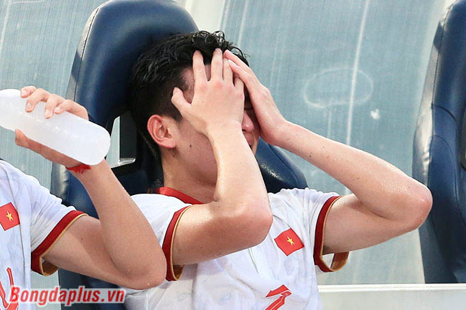 Phan Tuấn Tài, cầu thủ đã giành Huy chương vàng năm ngoái với U22 Việt Nam ôm mặt khóc 