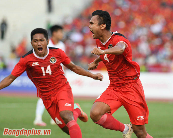 Ngay ở phút thứ 10, U22 Indonesia có bàn thắng, sau cú đánh đầu tung lưới U22 Việt Nam đến từ Komang 