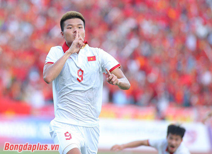 Phút 36, Văn Tùng thực hiện pha đánh đầu đánh bại thủ môn U22 Indonesia 