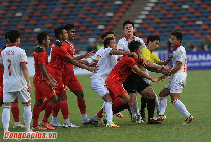 Cầu thủ U22 Indonesia gây hấn với cầu thủ U22 Việt Nam cuối hiệp 1. Bầu không khí trên sân trở nên nóng hơn 