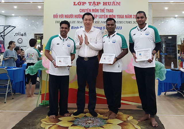Ông Cao Văn Chóng – PGĐ Sở Văn hóa, Thể thao và Du lịch trao giấy chứng nhận cho học viên