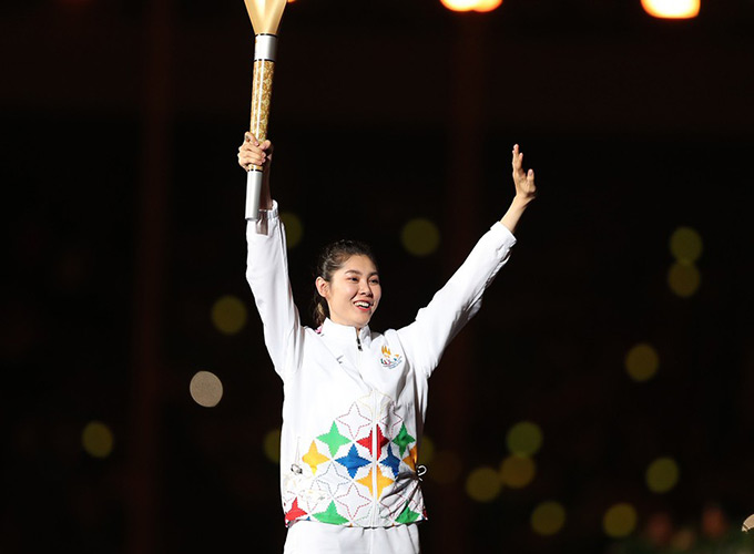 Trong lễ khai mạc SEA Games 32, nhiều người rất ấn tượng với phần trình diễn bay lên đốt đuốc của một nữ vận động viên nước chủ nhà. Đó là nữ võ sĩ Taekwondo Sorn Seavmey với chiều cao 1,83m và vóc dáng như người mẫu  