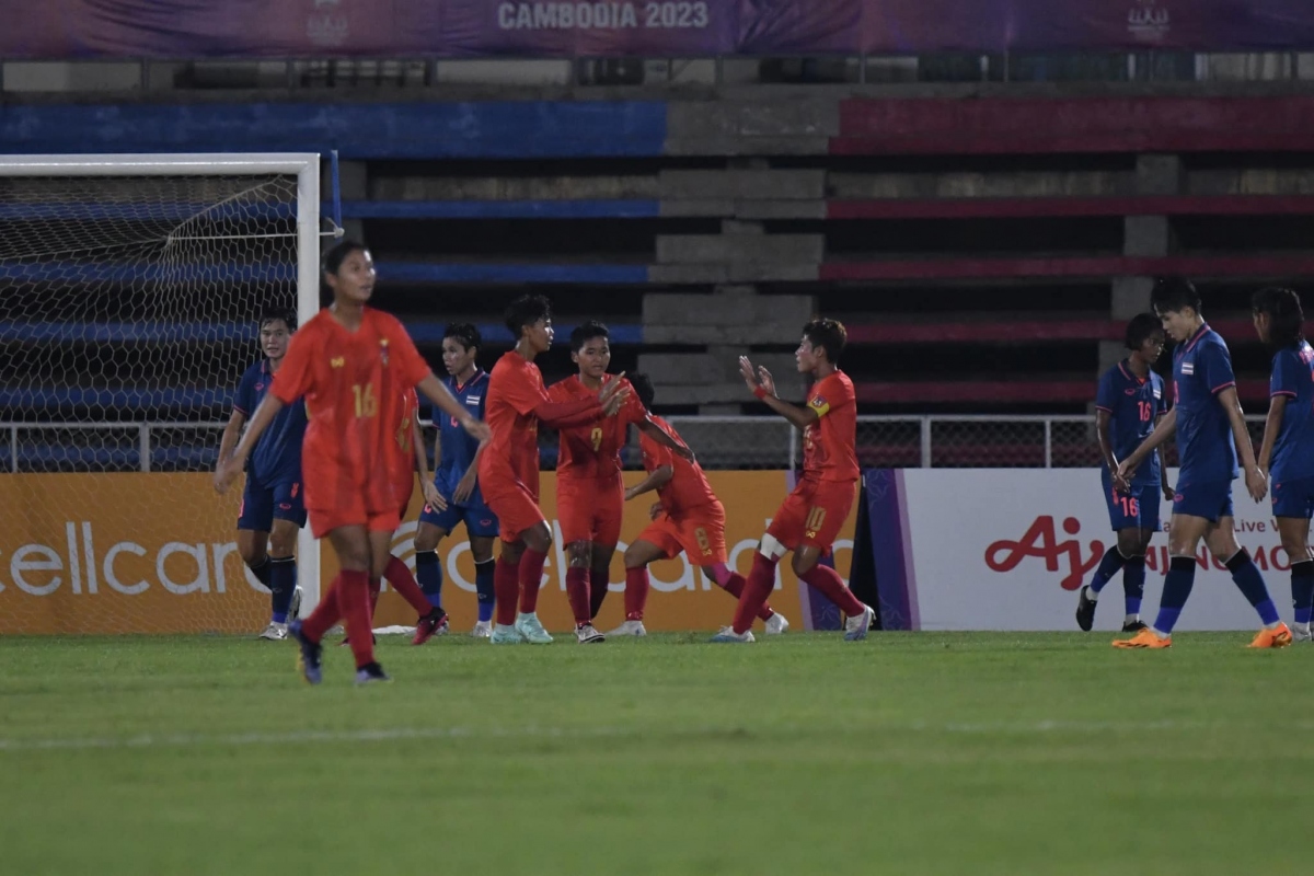 Thái Lan nhận trận thua sốc trước Myanmar ở bán kết SEA Games - Ảnh: Đức Cường 