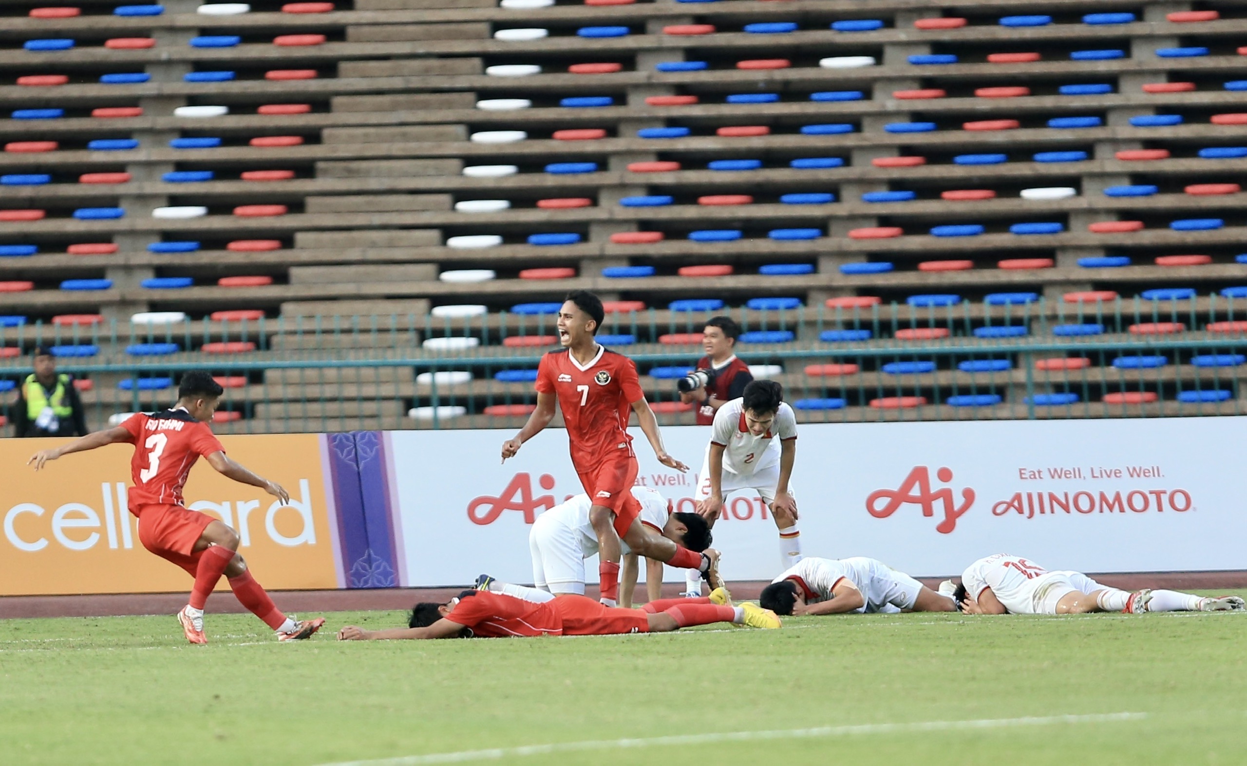 Niềm vui của các cầu thủ U22 Indonesia sau khi loại U22 Việt Nam ở bán kết SEA Games - Ảnh: Đức Cường 