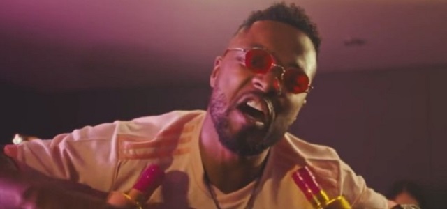 Evra thể hiện điệu bộ lành nghề như một rapper thứ thiệt
