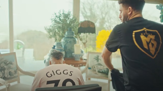 Evra mặc áo đấu sân khách màu hồng của MU với dòng chữ sau lưng "Giggs 1979"