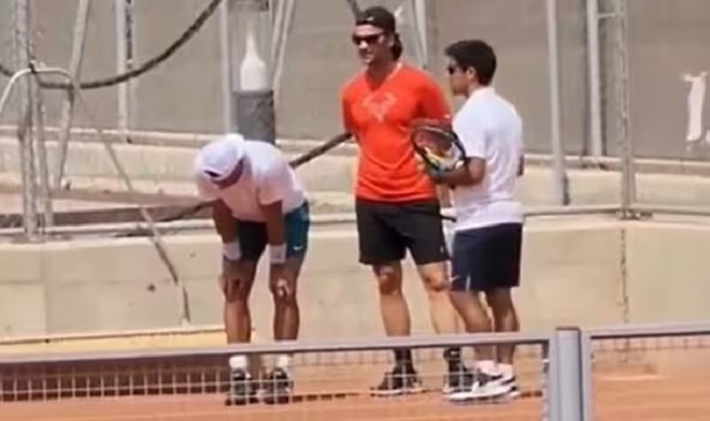 Hình ảnh từ video cho thấy Nadal tỏ ra đau đớn đến mức không thể đứng vững