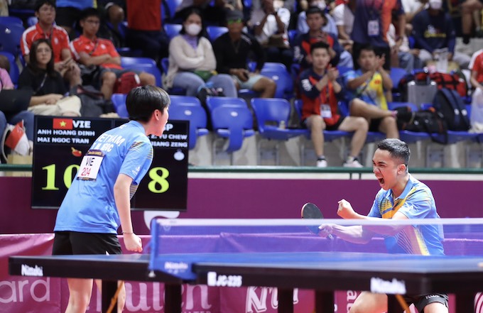 Sự phấn khích của 2 tay vợt trẻ Việt Nam ở trậ chung kết. Ảnh: Đức Cường