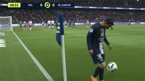 Messi bị fan PSG la ó dữ dội
