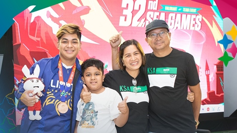 Gia đình Philippines đi 2000 km cổ vũ con trai thi đấu VALORANT