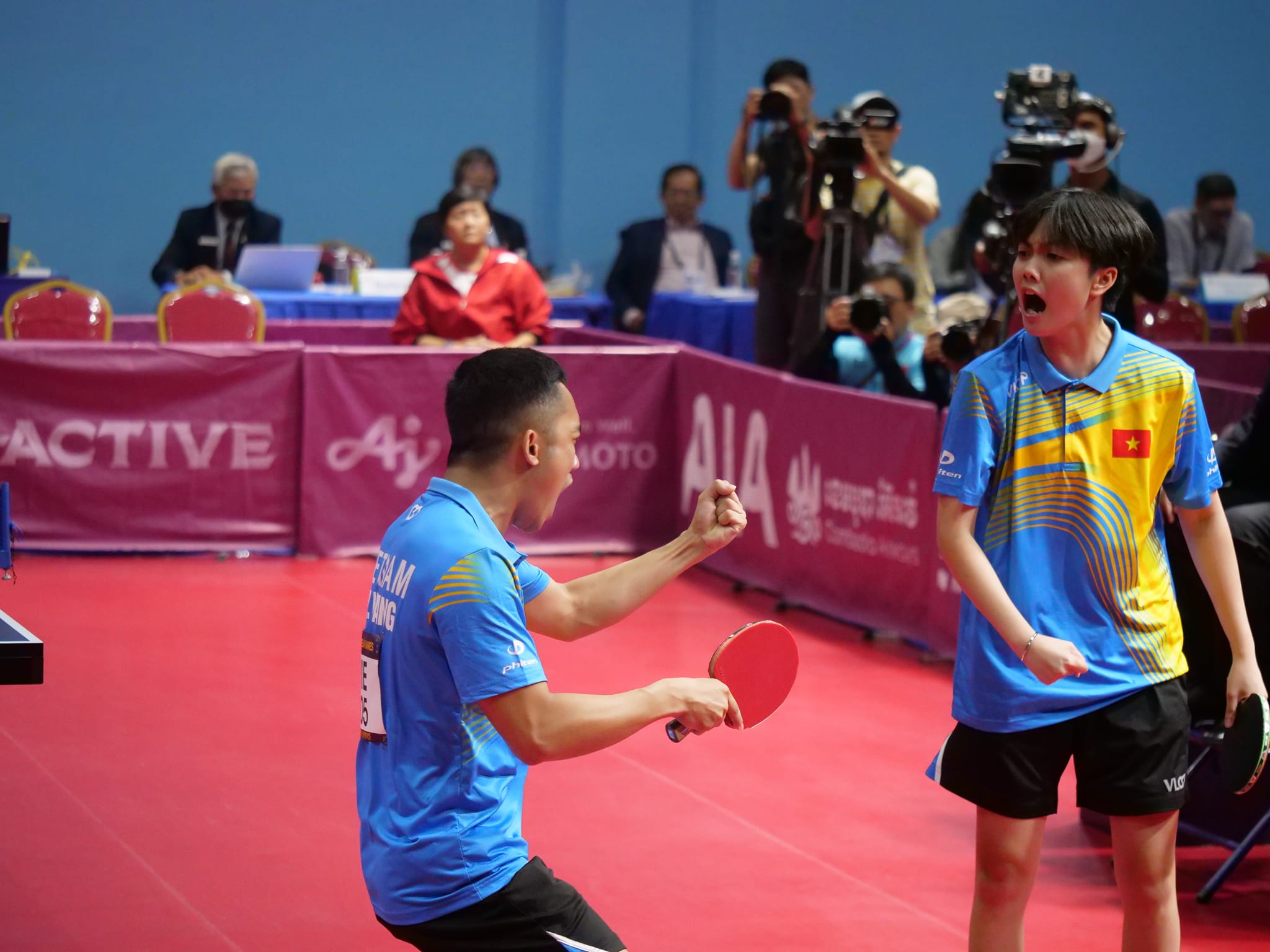 Mai Ngọc và Anh Hoàng giành HC vàng bóng bàn đôi nam nữ tại SEA Games 32