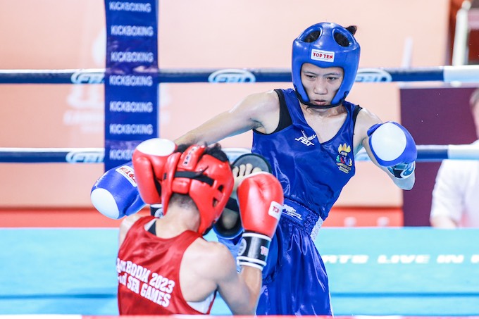 Hằng Nga (áo xanh) giành HCV môn kick boxing. Ảnh: Đức Cường