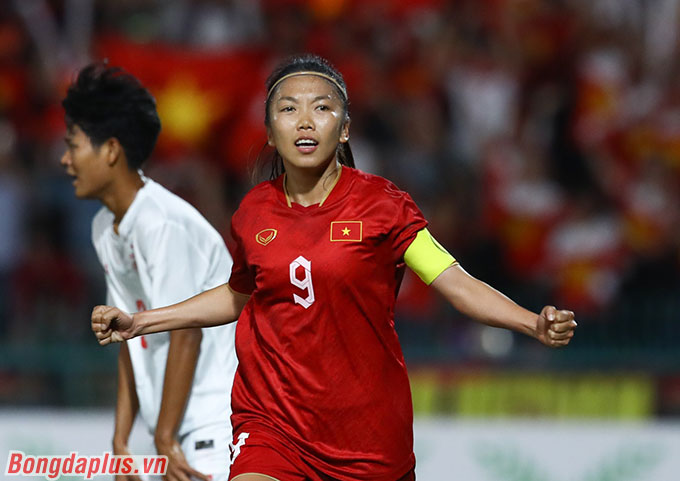 Niềm vui của Huỳnh Như khi cô đã cân bằng kỷ lục ghi 12 bàn ở SEA Games trong sự nghiệp của đàn chị Lưu Ngọc Mai 