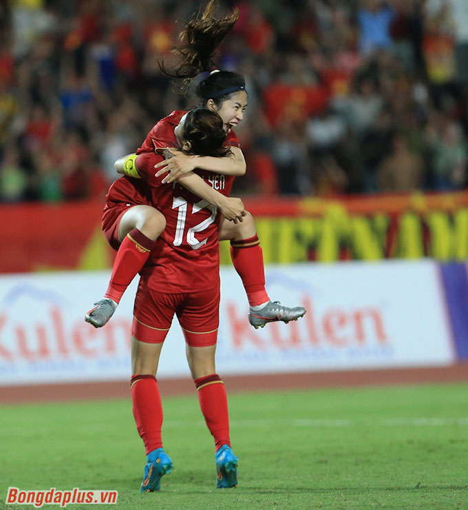 Huỳnh Như ôm lấy Thanh Nhã, cầu thủ vào sân thay người và lập siêu phẩm ấn định thắng lợi 2-0 cho ĐT nữ Việt Nam 