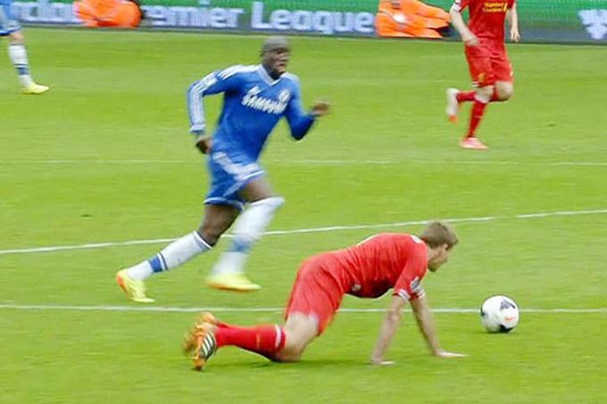 Cú trượt chân kinh điển của Gerrard trước Chelsea