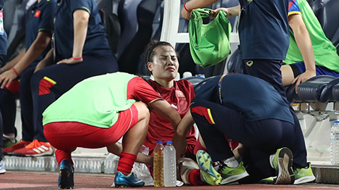 Trung vệ ĐT nữ Việt Nam bật khóc sau khi dính chấn thương nặng rời sân