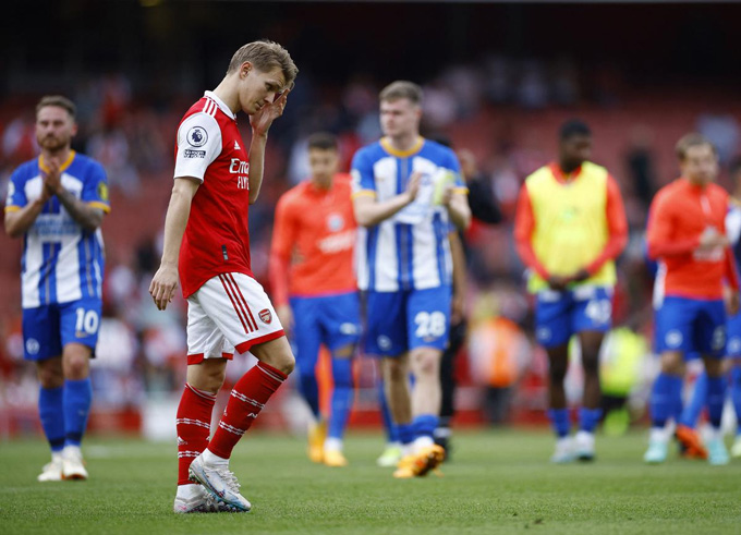 Arsenal thua bạc nhược trước Brighton và gần như đã đầu hàng trong cuộc đua vô địch