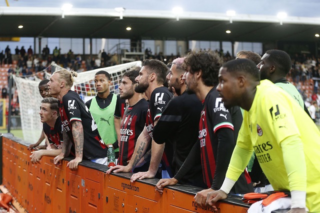 Các cầu thủ Milan chăm chú đối thoại cùng nhóm ultras