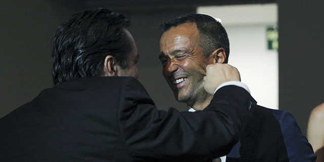 Hình ảnh thân mật quá mức bình thường giữa siêu cò Jorge Mendes (phải) và chủ tịch Joan Laporta của Barca nói lên tất cả