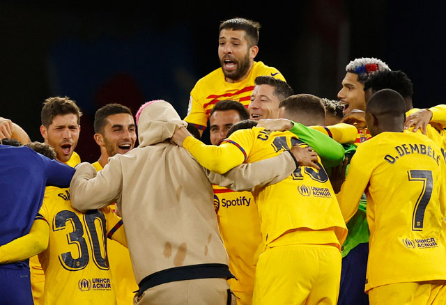 Barca đăng quang một phần bởi đối thủ tự thua