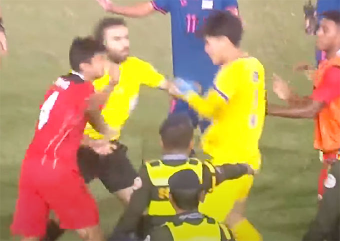 Thủ môn Thái Lan và hậu vệ Indonesia lao vào đấm nhau 