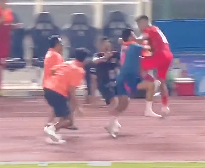 Một cầu thủ Thái Lan lao vào đánh cầu thủ Indonesia 