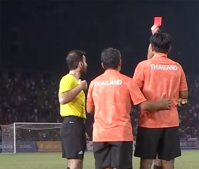Trọng tài rút 2 thẻ đỏ cho 2 trợ lý của Thái Lan, Indonesia 