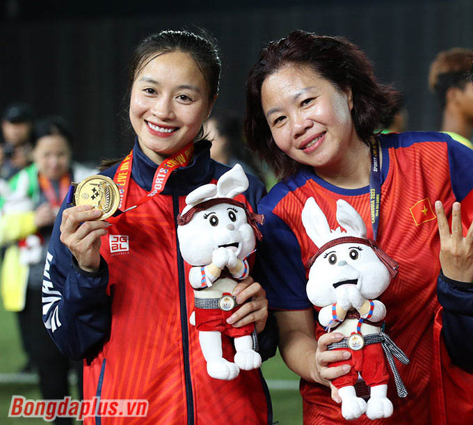Cô vui vẻ khoe tấm huy chương Vàng SEA Games lần thứ 3 trong sự nghiệp của mình 