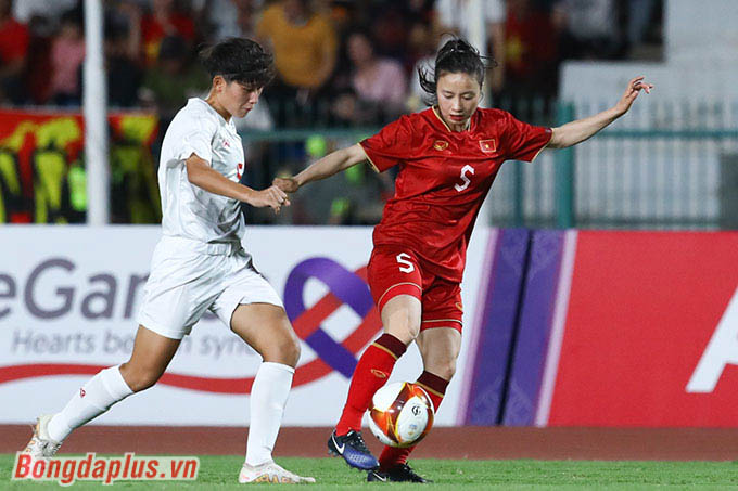 Các cầu thủ ĐT nữ Myanmar cho rằng vị trí của Hoàng Thị Loan dễ dàng khai thác nên thường xuyên đưa bóng tới hành lang biên trái, nơi Loan đảm nhiệm