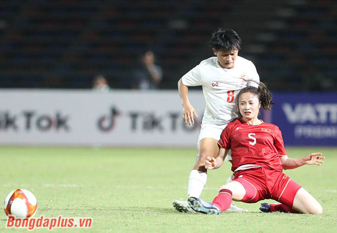 Một tình huống nhoài người tắc bóng của cô khiến cầu thủ U22 Myanmar bất lực trong hy vọng khoan phá vào cánh của Hoàng Thị Loan 