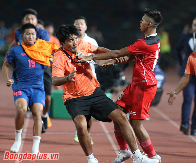 Trận chung kết SEA Games 2023 giữa U22 Thái Lan và U22 Indonesia đã trở nên xấu xí ở phút bù giờ cuối cùng khi trợ lý Thái Lan lao vào đánh cầu thủ Indonesia 