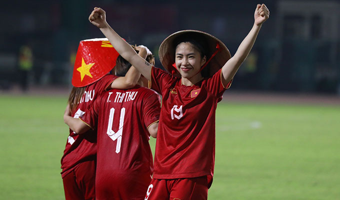 Niềm vui của Thanh Nhã sau khi tiếng còi kết thúc trận đấu vang lên. Nữ tiền vệ xinh đẹp của Việt Nam được NHM tặng món quà đặc biệt là một chiếc nón lá có cờ Việt Nam trước lễ trao giải 