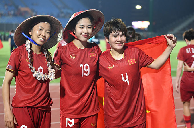Huỳnh Như, Thanh Nhã... cực dễ thương với chiếc nón lá. Bộ đôi tuyển thủ này sẽ đội lên bục nhận huy chương vàng SEA Games 