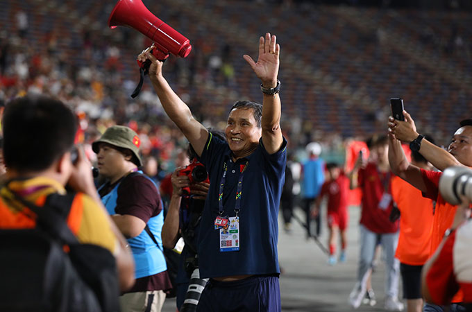 HLV Mai Đức Chung không giấu được xúc động khi giúp bóng đá nữ Việt Nam tạo nên cột mốc lịch sử mới ở khu vực. Đây là lần thứ 5 trong sự nghiệp, nhà cầm quân kỳ cựu này giúp ĐT nữ Việt Nam giành HCV SEA Games 