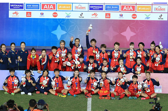 Tất cả các thành viên của ĐT nữ Việt Nam đưa 4 ngón tay, thể hiện đây là chức vô địch lần thứ 4 liên tiếp ở SEA Games 