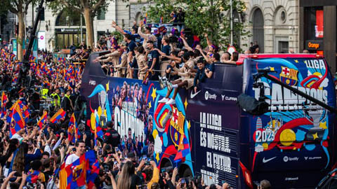 Hàng ngàn người đổ ra đường ăn mừng Barca vô địch La Liga 2022/23