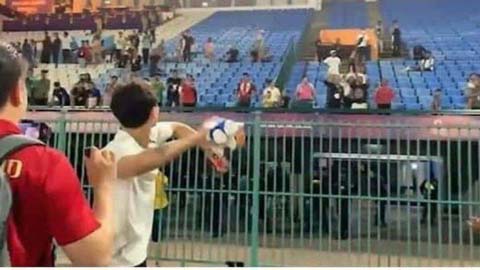Trung vệ U22 Thái Lan bị ném đá vì ném linh vật và huy chương SEA Games lên khán đài