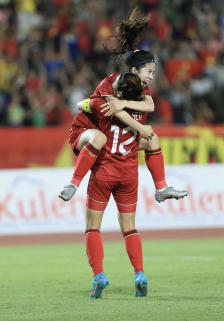 Thanh Nhã ăn mừng bàn thắng nâng tỷ số lên 2-0 cho Việt Nam trước Myanmar tại chung kết bóng đá nữ vừa qua - Ảnh: ĐỨC CƯỜNG