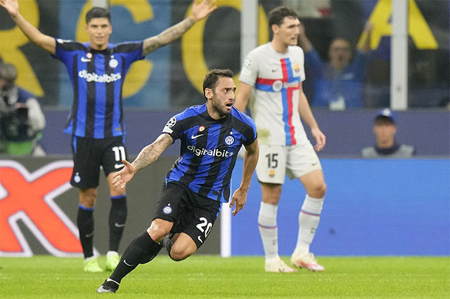 Calhanoglu ghi bàn thắng quan trọng giúp Inter đánh bại Barca