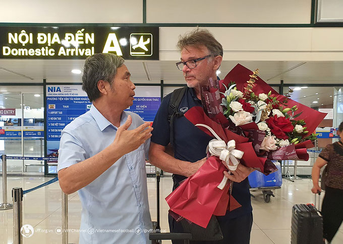 Tổng thư ký VFF - Dương Nghiệp Khôi tặng hoa, chào đón thầy trò HLV Philippe Troussier