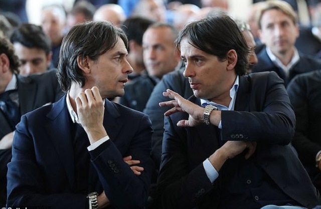Simone Inzaghi (phải) thành công hơn anh trai Pippo Inzaghi trong nghề cầm quân 