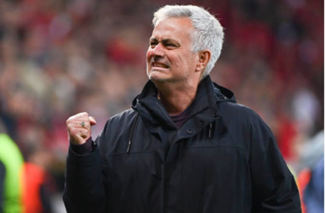 Khoảnh khắc xúc động của Mourinho sau trận hòa 0-0 trước Leverkusen
